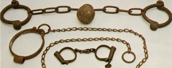 Old Melbourne Gaol - leg irons and chain, iron neck collar and handcuffs (slightly cropped); creator: GSV; source: http://flic.kr/p/e4r38S; license: CC-BY